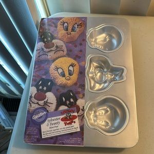 WILTON Mini Cakes Looney Tunes Sylvester and Tweety Bird Pan NEW